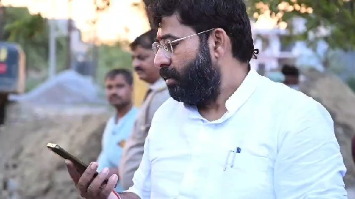 4 माह में टूटी करोड़ों की सड़क, विधायक लक्ष्मीराज सिंह ने अफसरों को लगाई फटकार