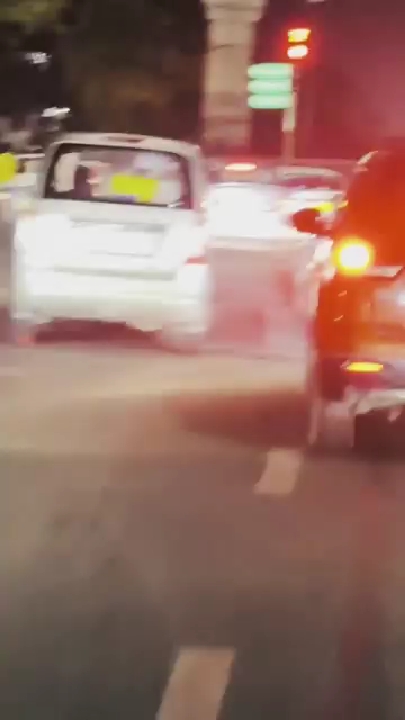चलती कार से आंख मारने पर लड़की ने बीच सड़क पर रुकवाकर लगाई क्लास!