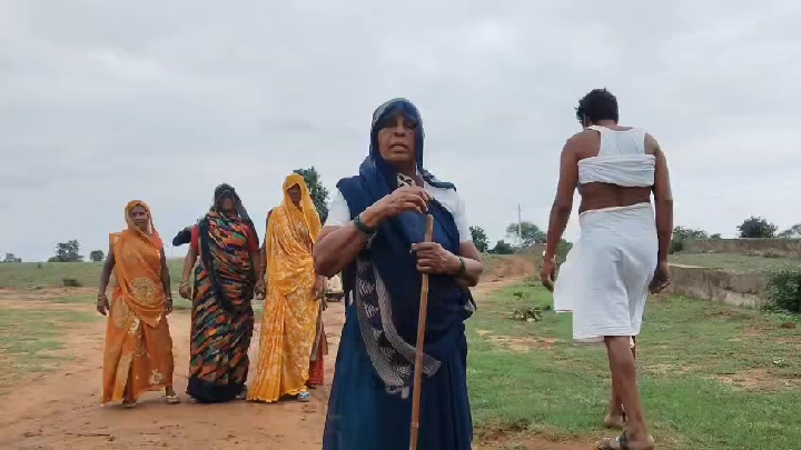 सीधी के गुड़वाधार में घटिया सड़क निर्माण से हाहाकार, बच्चों की शिक्षा बाधित