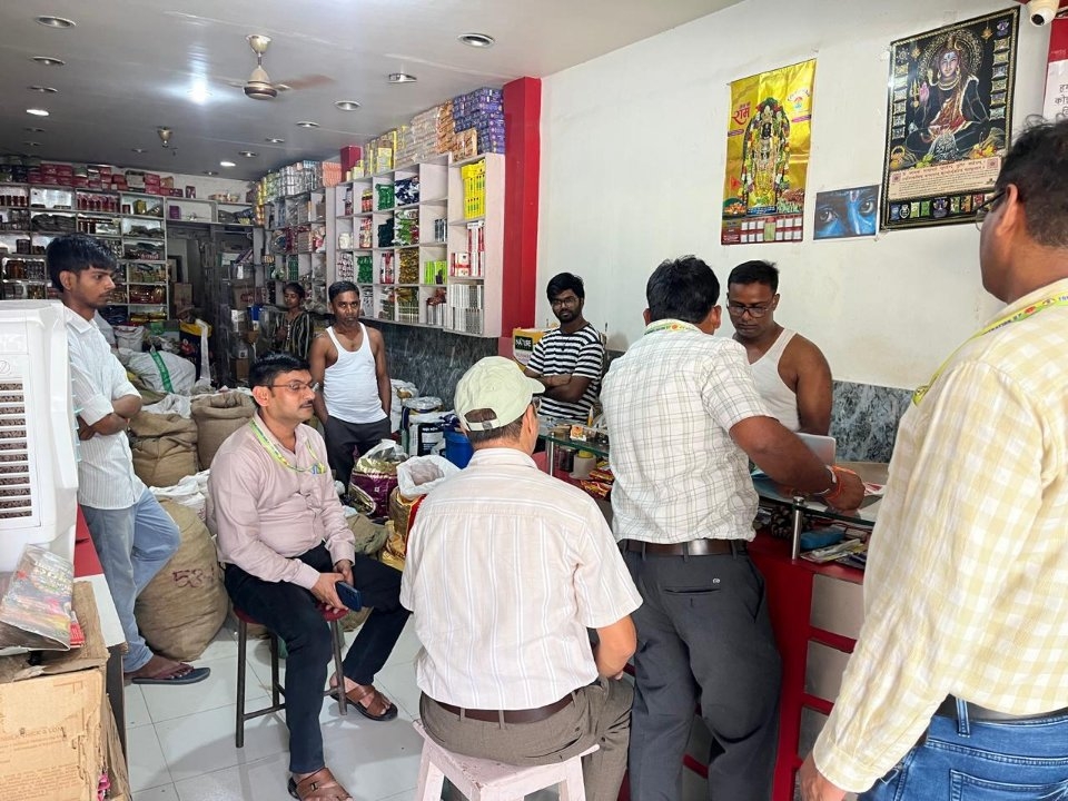 संत कबीर नगर में खाद्य विभाग का अभियान, थोक विक्रेता से जीरा का नमूना लिया