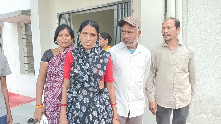 बेटी को कीटनाशक देकर हत्या का आरोप, परिजन आरोपी की गिरफ्तारी की कर रहे मांग