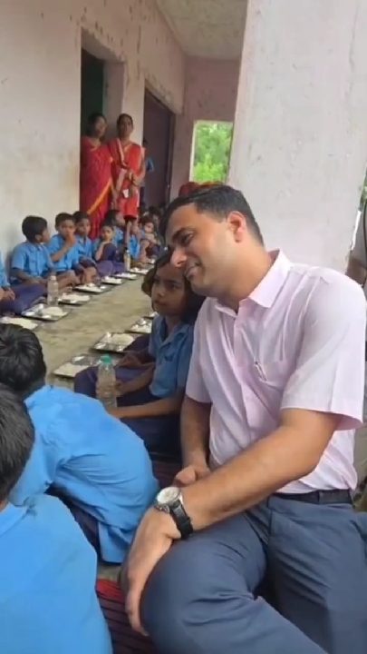 कटिहार DM आशुतोष द्विवेदी ने छात्रों संग खाया मध्यान भोजन, गुणवत्ता की सराहना