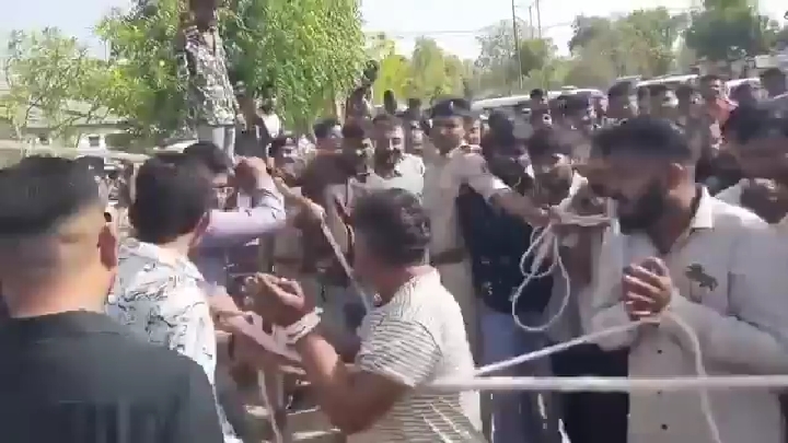 13 साल की मासूम से दरिंदगी पर आक्रोश, आरोपी मांग रहे जिंदगी की भीख