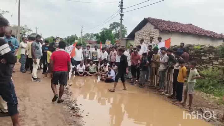 बिल्हा में जर्जर सड़कों पर कांग्रेस का अनूठा 'मछली मार' प्रदर्शन: 'सड़क है या समंदर?'
