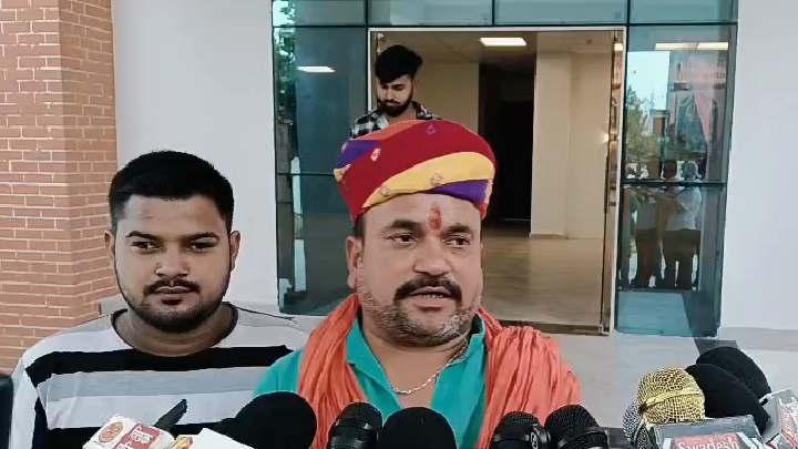 अयोध्या में अवैध पार्किंग, श्रद्धालुओं से मनमानी वसूली पर संघ ने सौंपा ज्ञापन