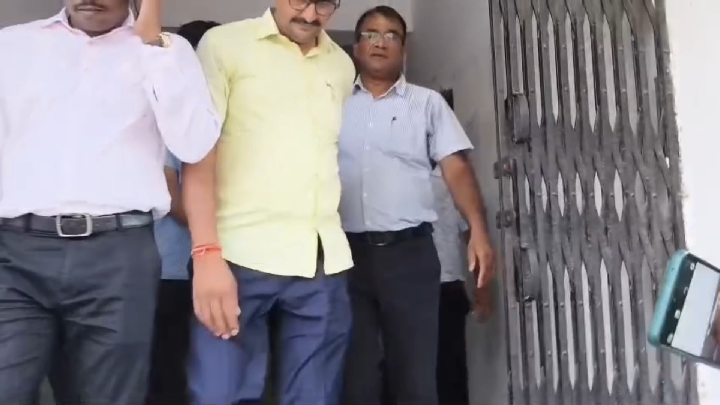 हाजीपुर में निगरानी विभाग ने ₹2000 की रिश्वत लेते अनुमंडल कर्मचारी को दबोचा