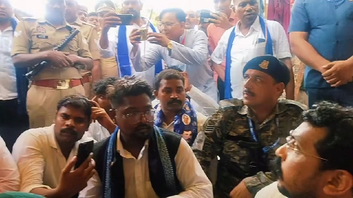 चंद्रशेखर आजाद ने रायबरेली में मेवा लाल के परिवार से की मुलाकात, प्रशासन से भी की बात