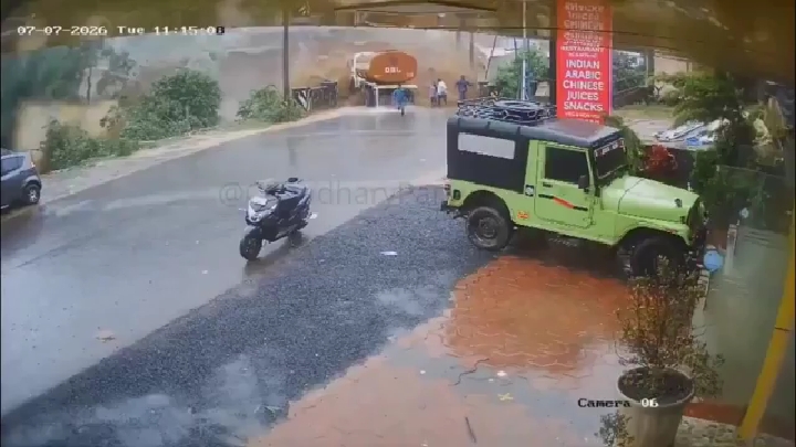 वायनाड में खौफनाक भूस्खलन: मलबे में खिलौनों सी बिखरी गाड़ियाँ, जान-माल के बड़े नुकसान की आशंका