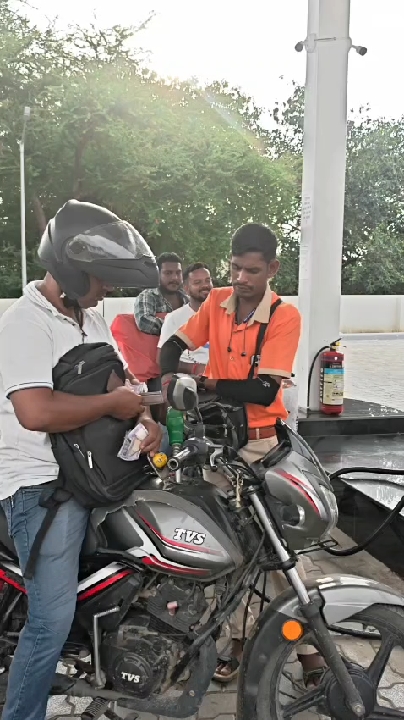 कलेक्टर का आदेश बेअसर: प्रतापगढ़ में बिना हेलमेट पेट्रोल, कम तेल का भी आरोप