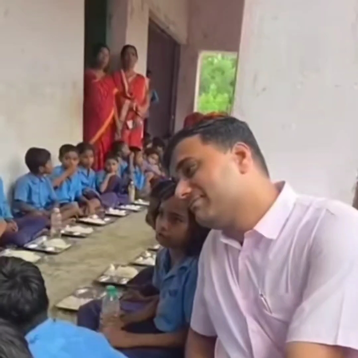 सरकारी विद्यालय में डीएम ने अचानक चखा मिड-डे मील का भोजन