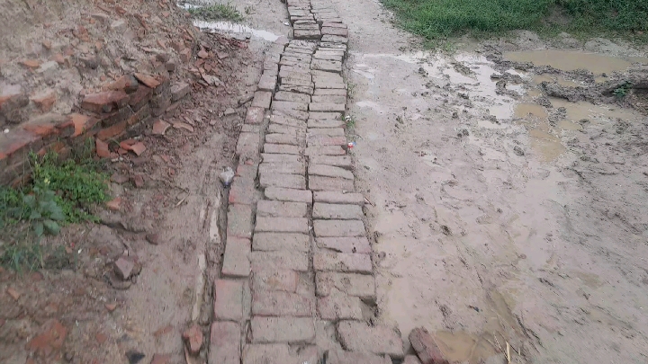 गोरखपुर: कुआ खुर्द में बदहाल सड़क देख लोग पूछ रहे, 