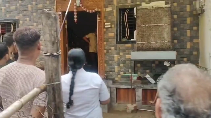 डॉगी को बचाने दौड़ी युवती, कूलर के करंट से दोनों की मौत