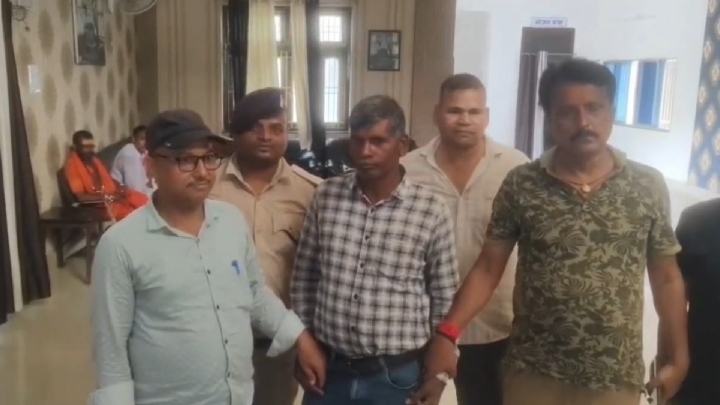 मखदुमपुर अंचल कार्यालय में घूसखोरी का भंडाफोड़, अमीन अनिल कुमार गिरफ्तार