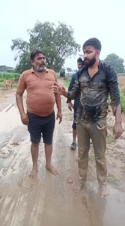 मुरैना में अनोखा प्रदर्शन: बेटे की पुकार पर दिल्ली से लौटे पिता ने की दंडवत यात्रा