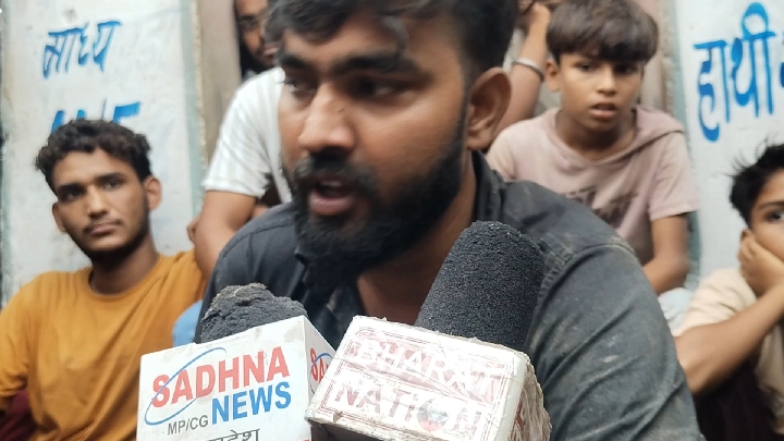दंडवत यात्रा के बीच पहुंचे सांसद पुत्र, बदहाल सड़क पर दिया कार्रवाई का भरोसा