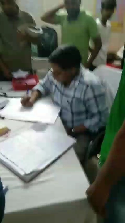 उन्नाव अस्पताल में हंगामा: डॉक्टर पर मासूम बच्चे के इलाज से इनकार का गंभीर आरोप