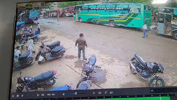श्योपुर बस स्टैंड पर बाप-बेटे पर जानलेवा हमला, नकाबपोशों ने डंडों से पीटा
