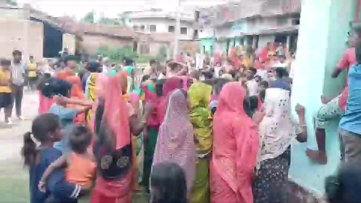 तीन बच्चों की मां और कथित प्रेमी की मंदिर में हुई शादी, इलाके में बनी चर्चा का विषय