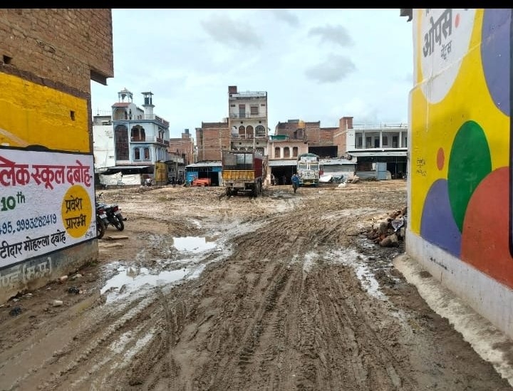 भिंड की दबोह उप मंडी दलदल में तब्दील, कामकाज प्रभावित; स्थायी समाधान की माँग