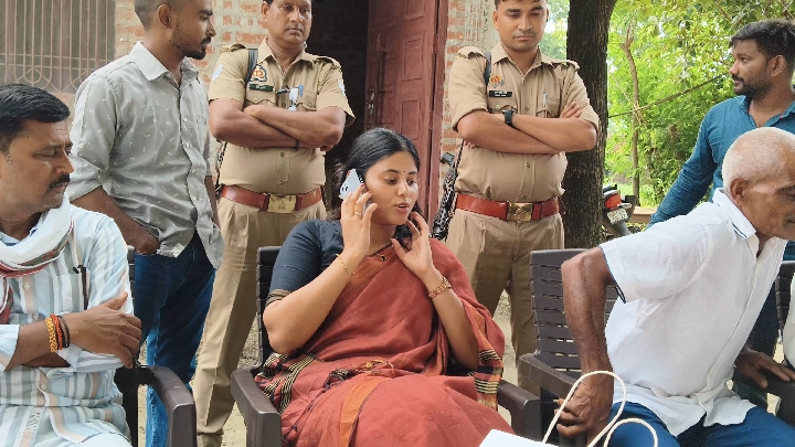 जैवलिन थ्रोअर रोहित यादव के घर पहुँचीं सांसद प्रिया सरोज, परिवार को दी बधाई