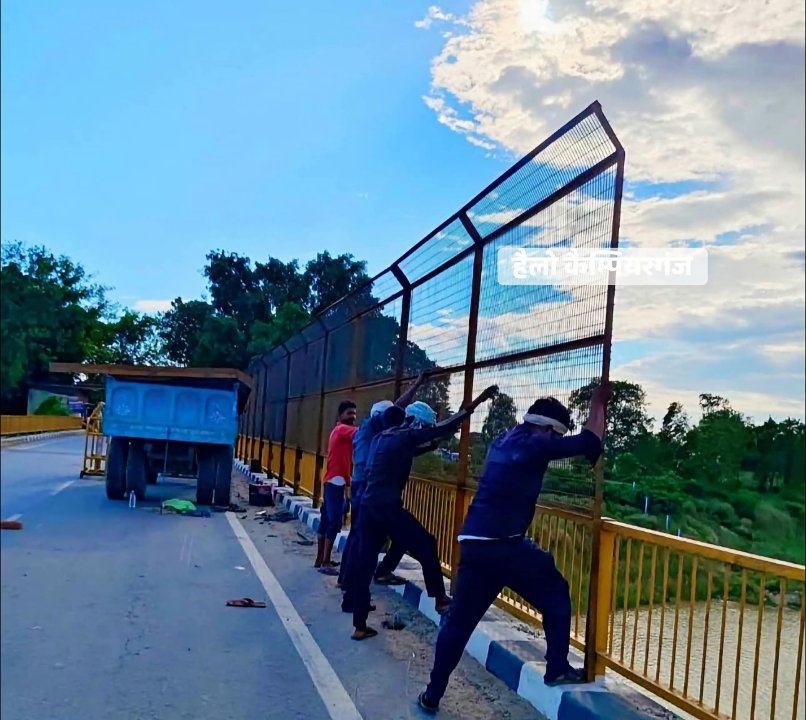 गोरखपुर के करमैनी घाट पुल पर सुरक्षा के लिए लग रही जालियाँ