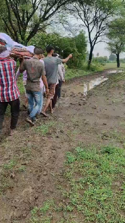 राजगढ़: श्मशान के रास्ते पर अवैध कब्जे से ग्रामीण परेशान, शव ले जाने में संघर्ष