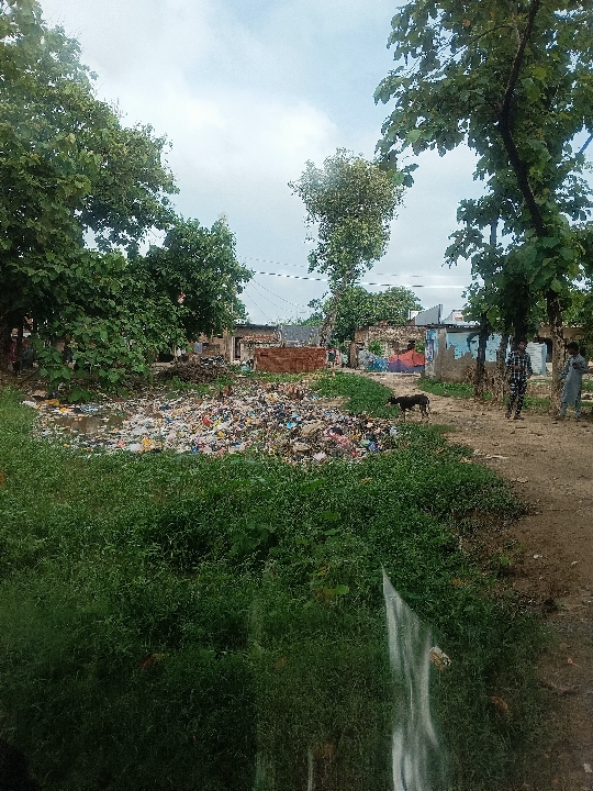 गोरखपुर के गाँव में गंदगी से परेशान ग्रामीण