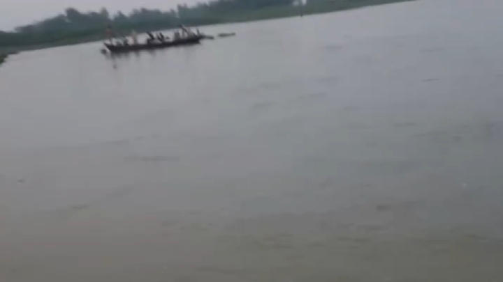 कोसी नदी में पलटी चारा लदी नाव, राम कुमार ने बचाई 6 जिंदगियां