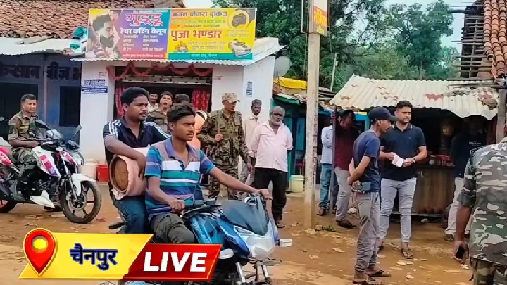 चैनपुर में अतिक्रमण पर प्रशासन का बड़ा एक्शन, सड़कों पर उतरे अंचलाधिकारी