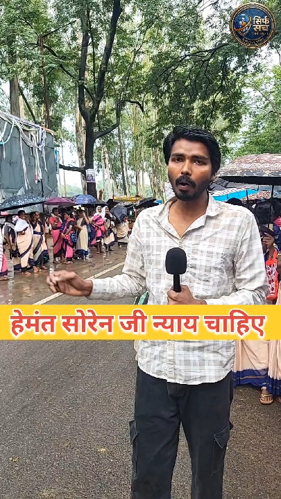लोहरदगा में अपनी मांगों को लेकर धरने पर बैठीं आंगनबाड़ी सेविकाएं