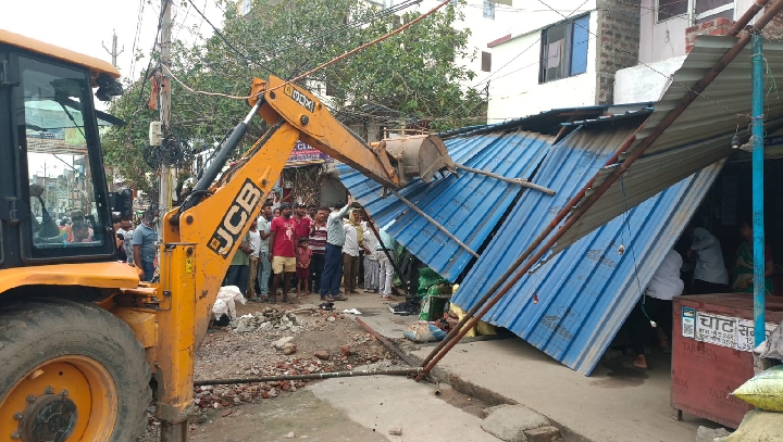 जहानाबाद में जलजमाव दूर करने के लिए नगर परिषद का अतिक्रमण हटाओ अभियान