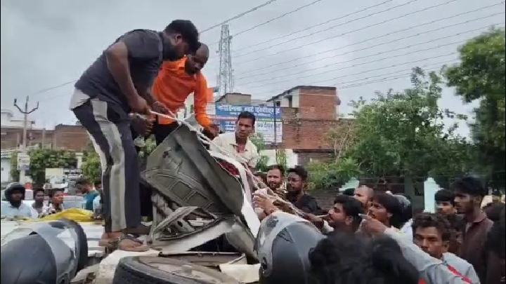 कुशीनगर के NH-28 पर भीषण सड़क हादसा, ट्रक और मैजिक की टक्कर