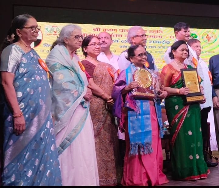 विधान परिषद सभापति के हाथों डॉ. शुभदा पांडेय सम्मानित, साहित्य जगत में हर्ष