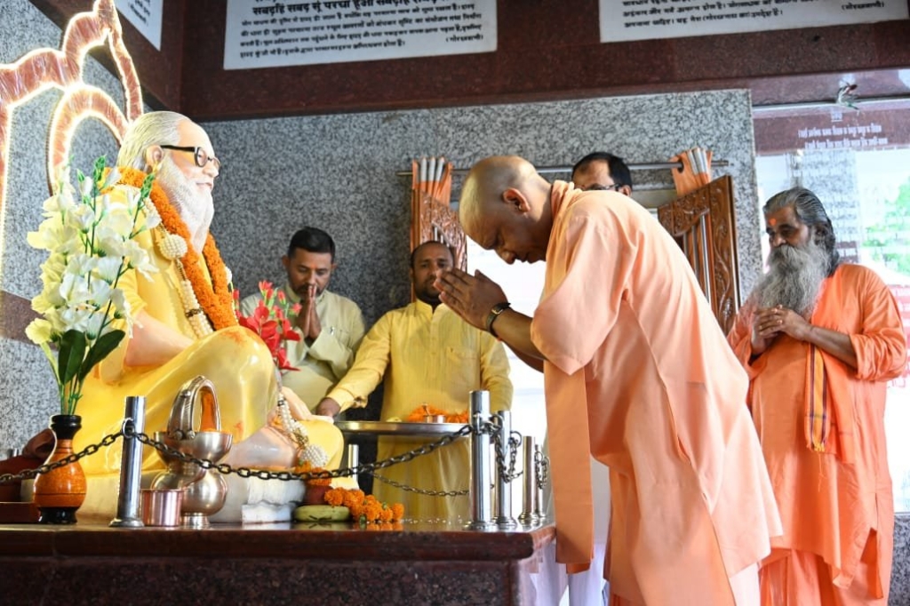 गोरखपुर पहुंचे योगी आदित्यनाथ, विकास कार्यों की करेंगे समीक्षा