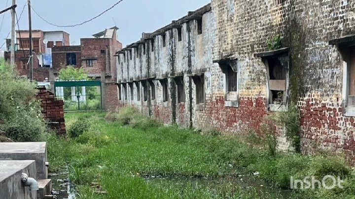 हरदोई: जलभराव से जर्जर स्कूल, प्रशासन की लापरवाही से सैकड़ों बच्चों की जान जोखिम में
