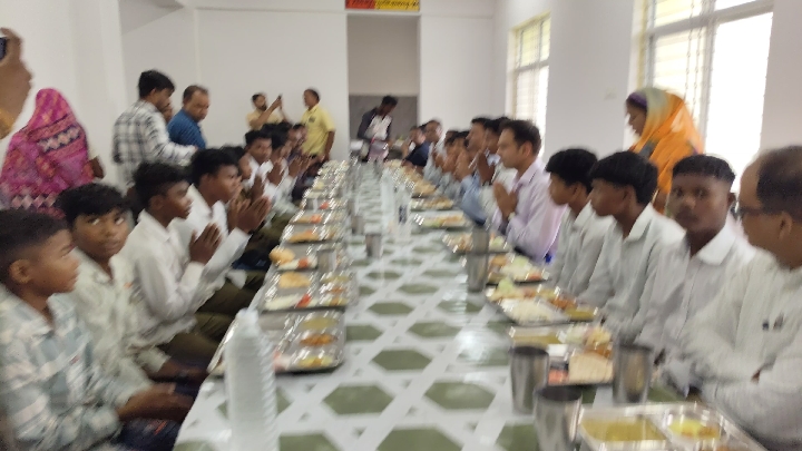 बैतूल: कलेक्टर डॉ. सोनवणे ने छात्रावास में बच्चों के साथ किया भोजन