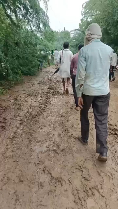 मुरैना: पक्की सड़क के अभाव में कीचड़ से होकर गुजरी शव यात्रा
