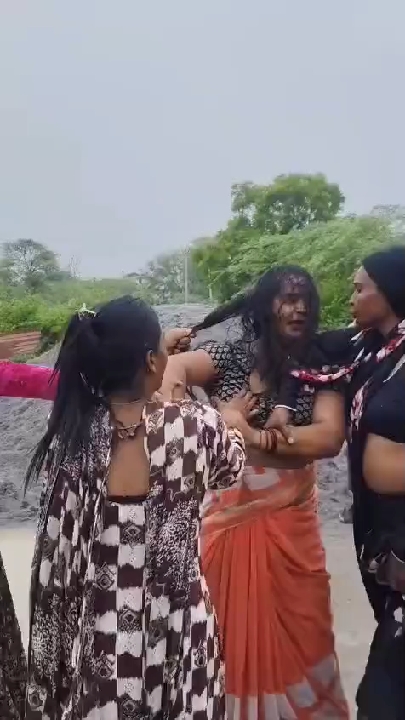 मथुरा में बधाई मांगने को लेकर किन्नरों के दो गुटों में भिड़ंत