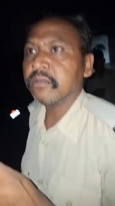 पैसे निकालने पर बिहार पुलिस के गार्ड और पब्लिक में हुई बहस