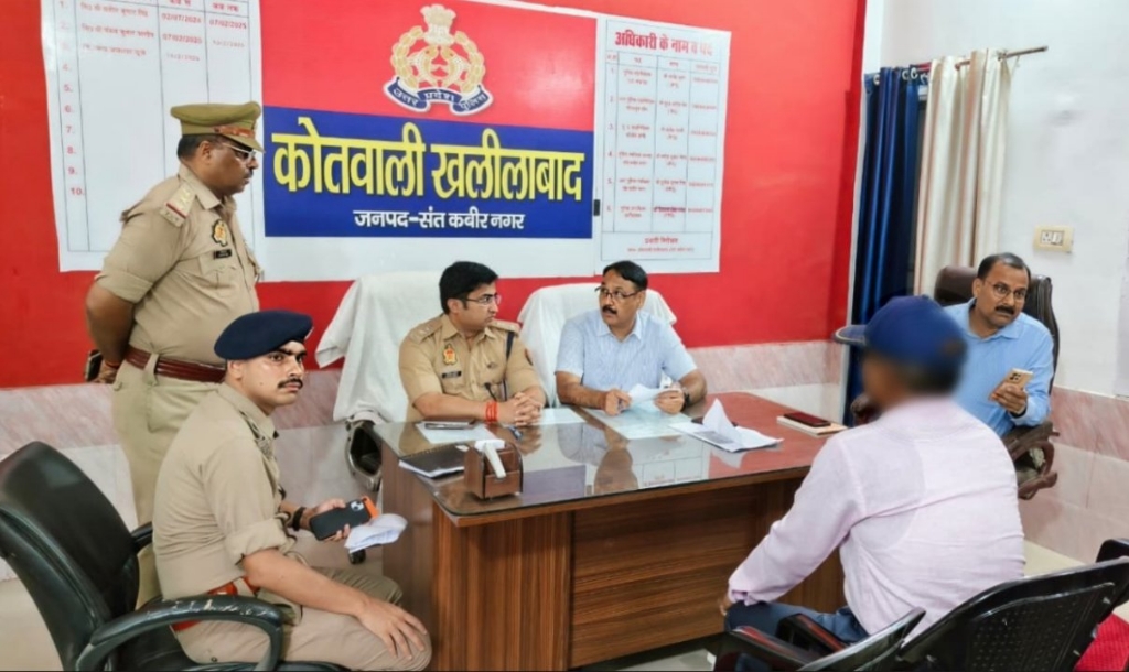 डीएम और एसपी ने खलीलाबाद कोतवाली में सुनीं फरियादियों की समस्याएं