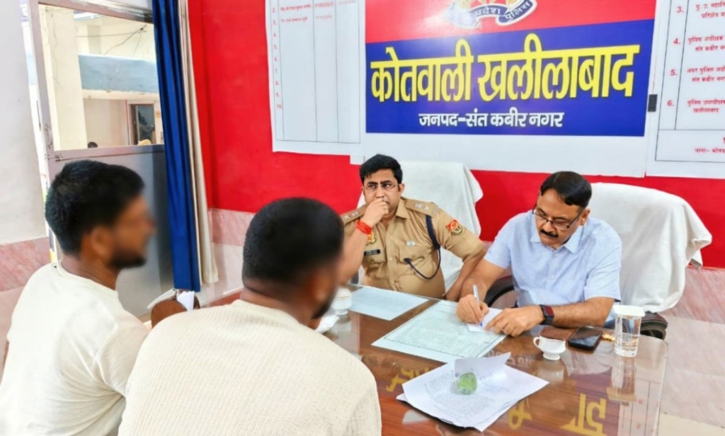 समाधान दिवस पर कोतवाली पहुंचे डीएम-एसपी, सुनीं फरियादियों की समस्याएं