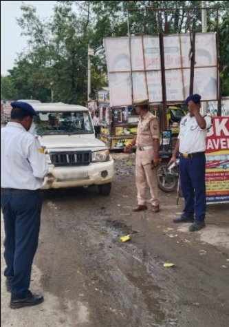 सड़क सुरक्षा अभियान के तहत 102 वाहनों का ₹1.48 लाख का चालान