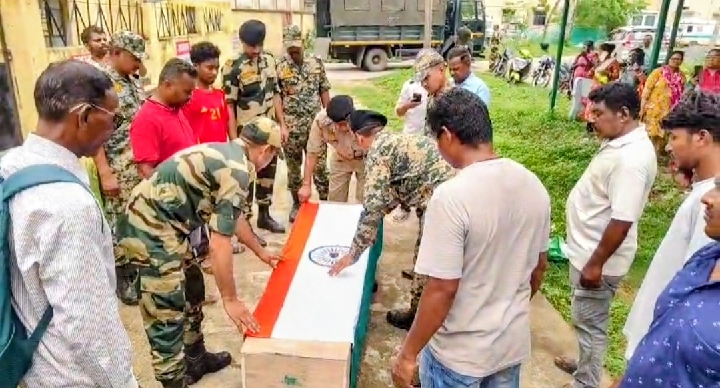 राजकीय सम्मान के साथ हुआ बीएसएफ जवान महिंद्रा तिरिया का अंतिम संस्कार