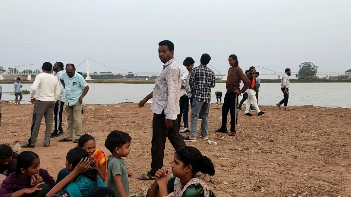 महानदी में बच्चों को बचाते हुए लापता हुआ युवक, तलाश जारी