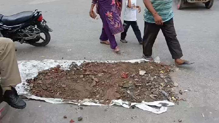 बीच सड़क टूटा लोहे का जाल, नगर पालिका की घोर लापरवाही उजागर
