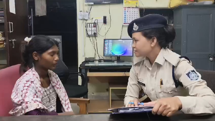 घर से नाराज होकर निकली किशोरी को पुलिस ने परिजनों से मिलाया