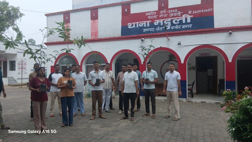 पुलिसकर्मियों ने परिसर में पौधे रोपकर दिया पर्यावरण संरक्षण का संदेश