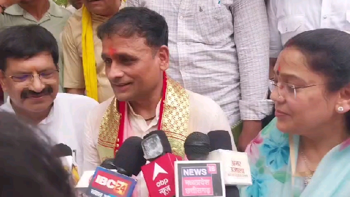 टिकट मिलने के बाद पीताम्बरा पीठ पहुंचे भाजपा प्रत्याशी आशुतोष तिवारी