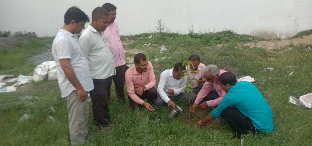 एक पेड़ मां के नाम अभियान के तहत रोपे गए 25 पौधे