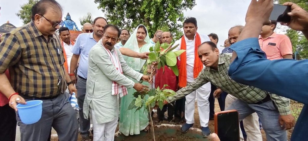 विधायक और ग्रामीणों ने 'एक पेड़ मां के नाम' रोपे पौधे